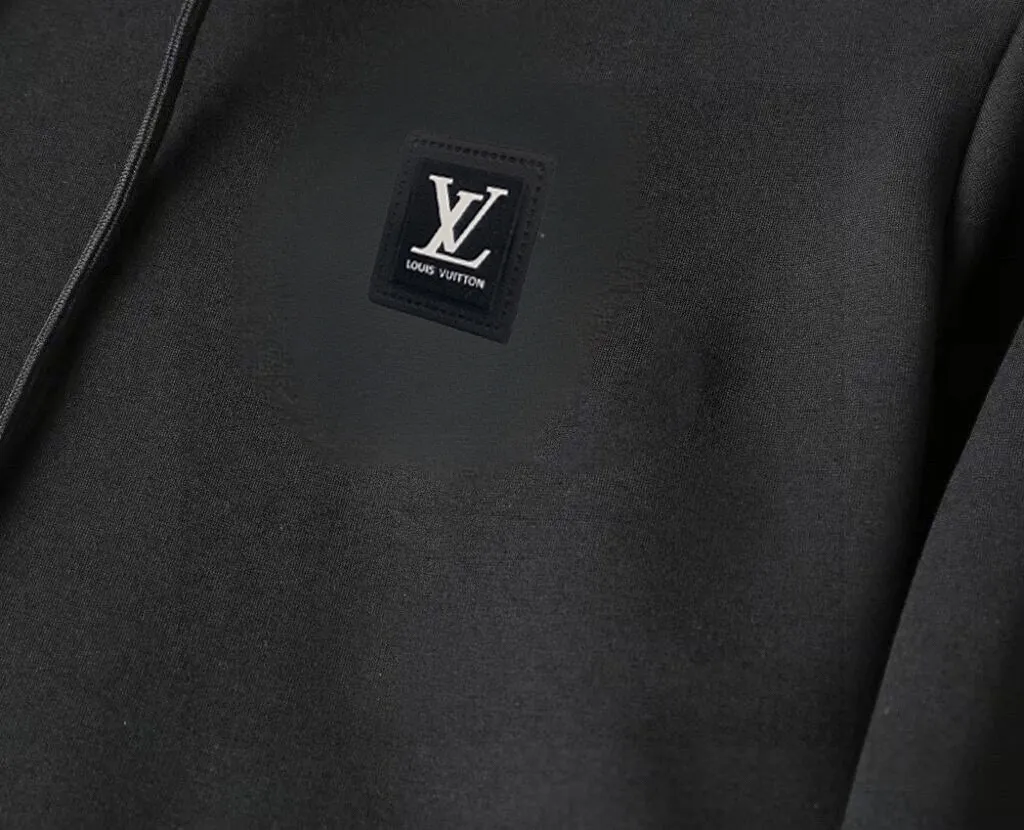 🅿️420 brand [LV Louis Vuitton] (velvet and thickened) 2025 spring new product, celebrities' favorite fashion-flavored casual suit, clean and neat tailoring, full of urban style. It is made of high-quality customized fabrics, with excellent thermal insulation effect inside, soft and dry feel, and a crisp and stylish upper body effect. The three-dimensional cutting process and the pattern are all of high standards, and the silhouette version has the right benefits! It is not tight at all, and you feel good when you wear it. So many top-quality raw materials create high-end products with unparalleled value. It is the first choice for high-end fashion people. (Size: M-4XL can wear up to 200 pounds)